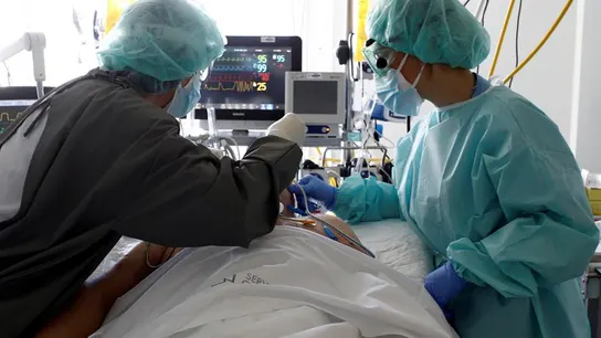 Sanitarios atienden a un paciente con COVID-19 Sanitarios atienden a un paciente con COVID-19