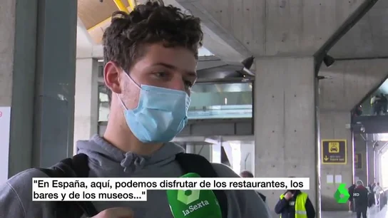 Un joven turista francés a su llegada al aeropuerto de Barajes Un joven turista francés a su llegada al aeropuerto de Barajes