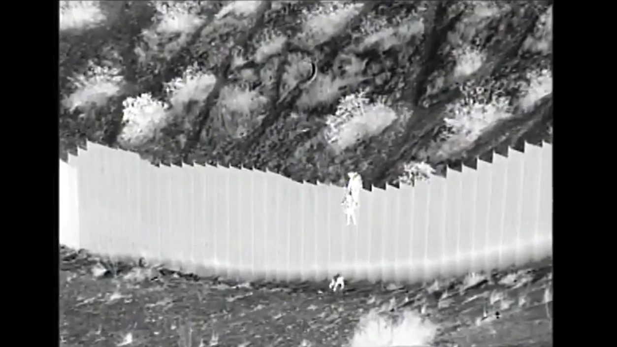 Lanzan a dos niñas a través del muro fronterizo entre México y EEUU