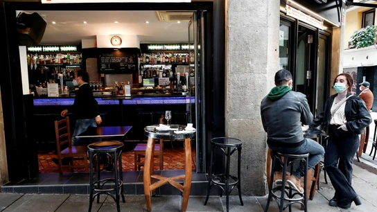 Dos personas toman un aperitivo en el exterior de un bar de Pamplona Dos personas toman un aperitivo en el exterior de un bar de Pamplona