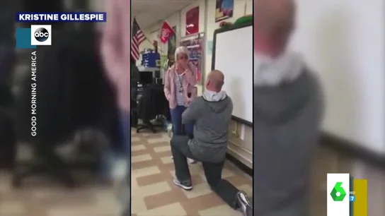 La romántica pedida de mano de un profesor ante los gritos de emoción y la atónita mirada de sus alumnos La romántica pedida de mano de un profesor ante los gritos de emoción y la atónita mirada de sus alumnos