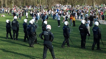Imagen de la Policía belga interviniendo en el parque Bois de la Cambre