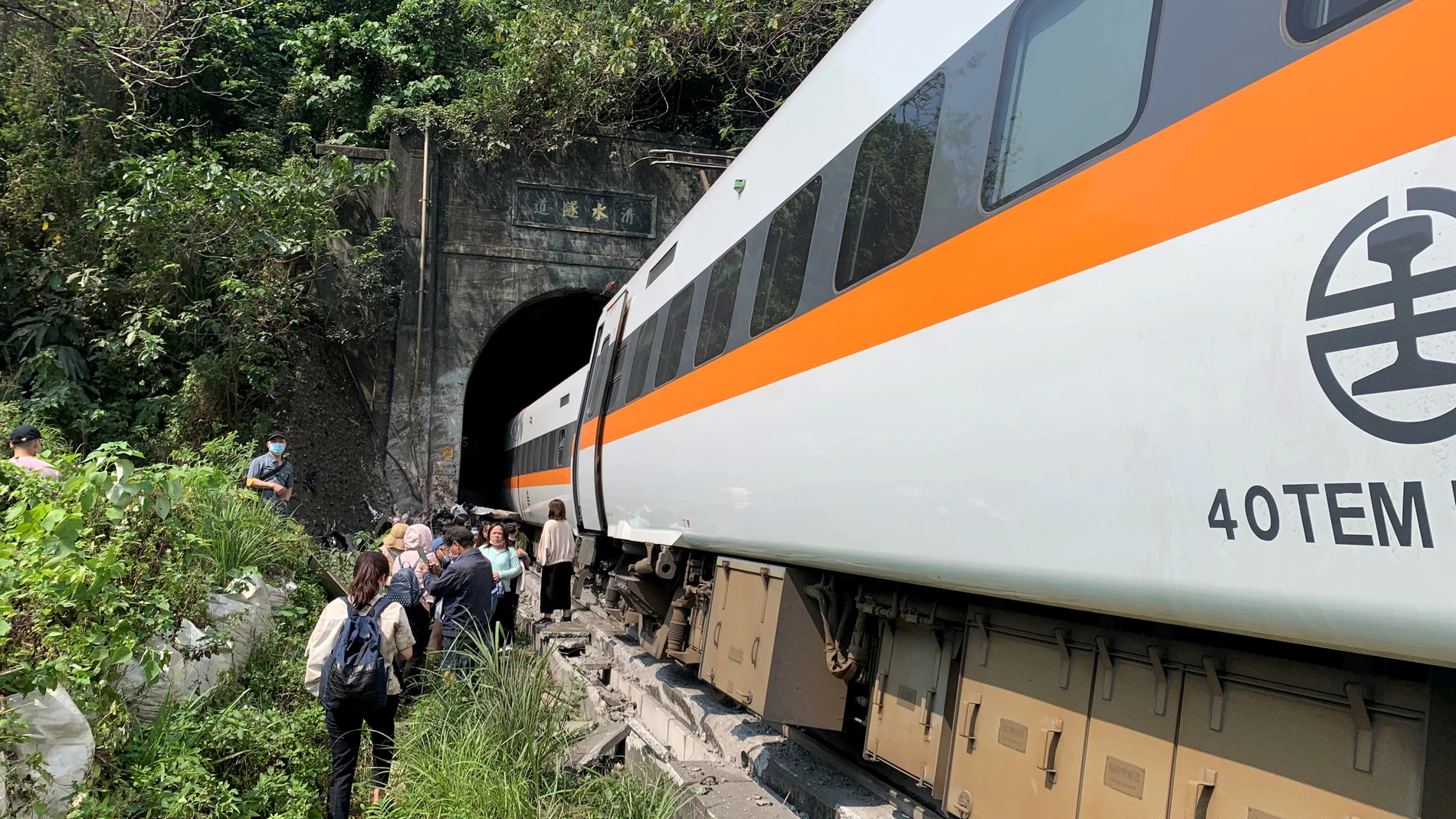 Imagen del tren descarrilado en Taiwán
