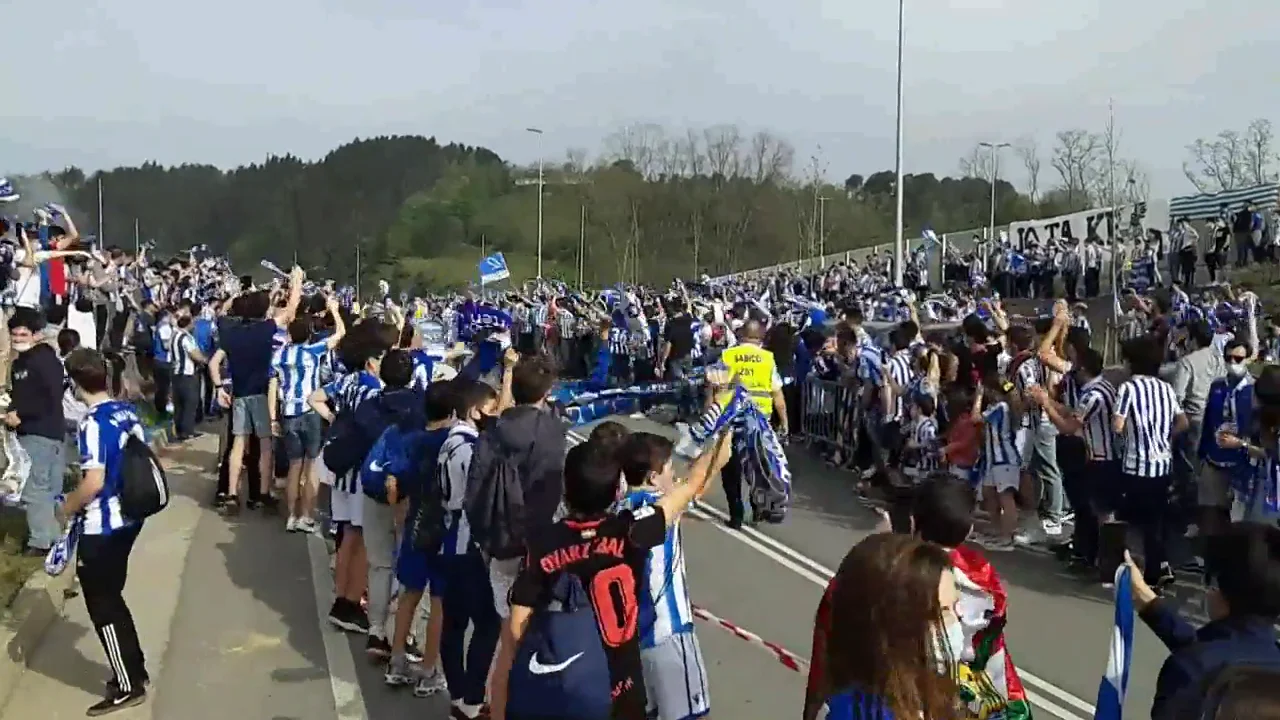 La espectacular y preocupante despedida multitudinaria de la afición de la Real Sociedad a su equipo