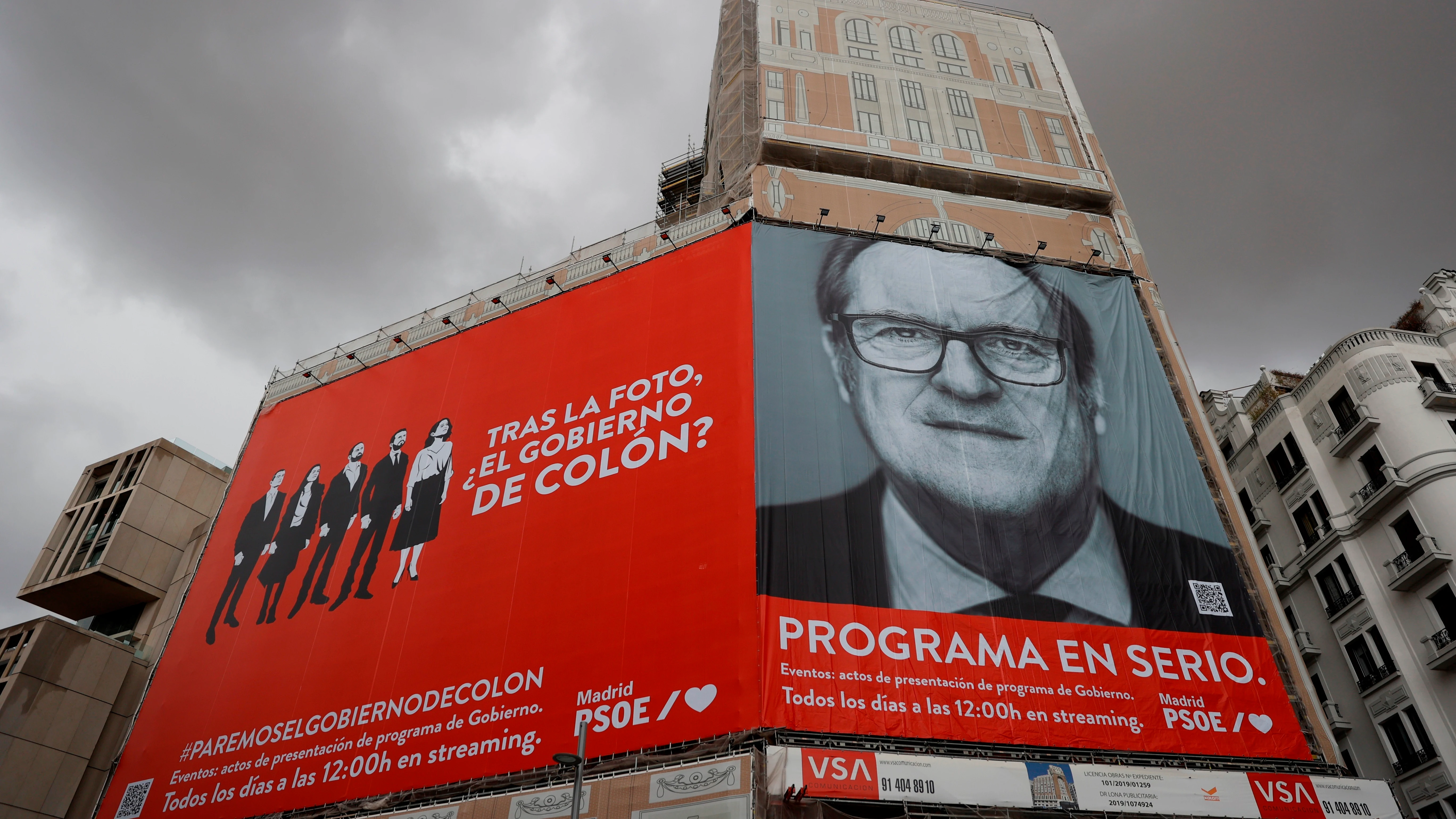 Pancarta del PSOE en el centro de Madrid