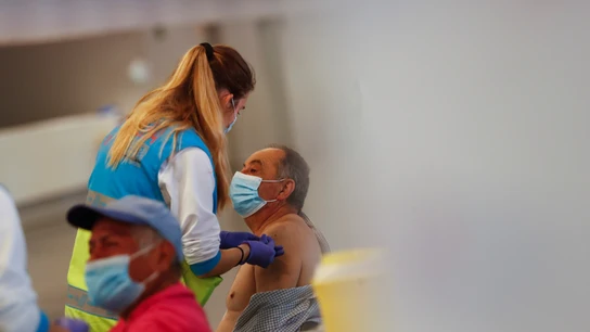 Un hombre recibe la vacuna contra el coronavirus Un hombre recibe la vacuna contra el coronavirus