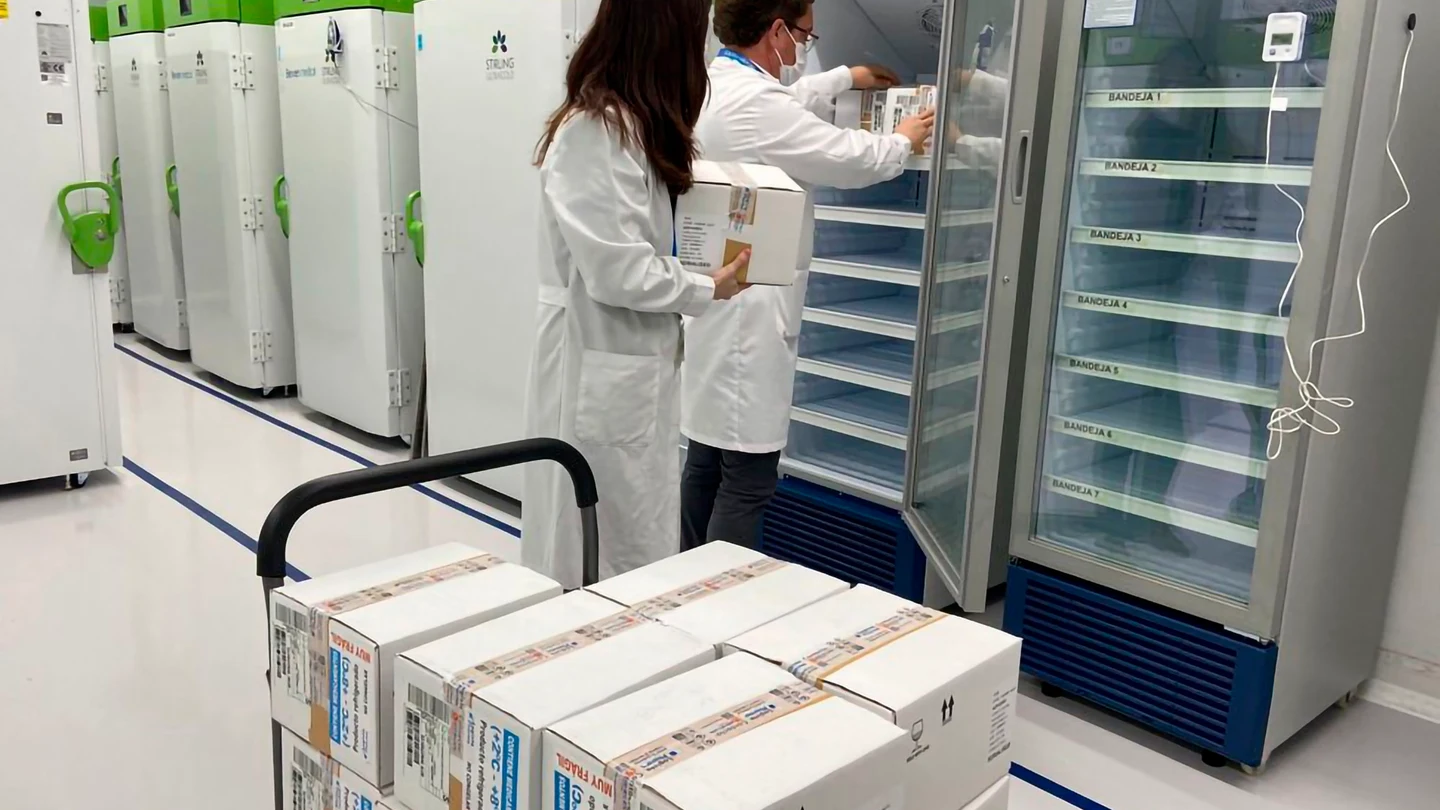 Dos técnicos meten en cámaras frigoríficas las vacunas de AstraZeneca en un centro de Gipuzkoa Reparto vacunas