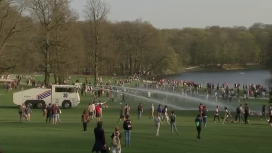 Momento en el que las autoridades rocían con agua a la multitud Bélgica