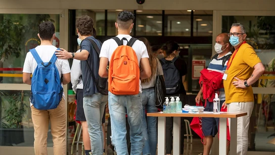Un grupo de estudiantes a las puertas de la Escuela Técnica Superior de Ingeniería de la Construcción de Sevilla Un grupo de estudiantes a las puertas de la Escuela Técnica Superior de Ingeniería de la Construcción de Sevilla