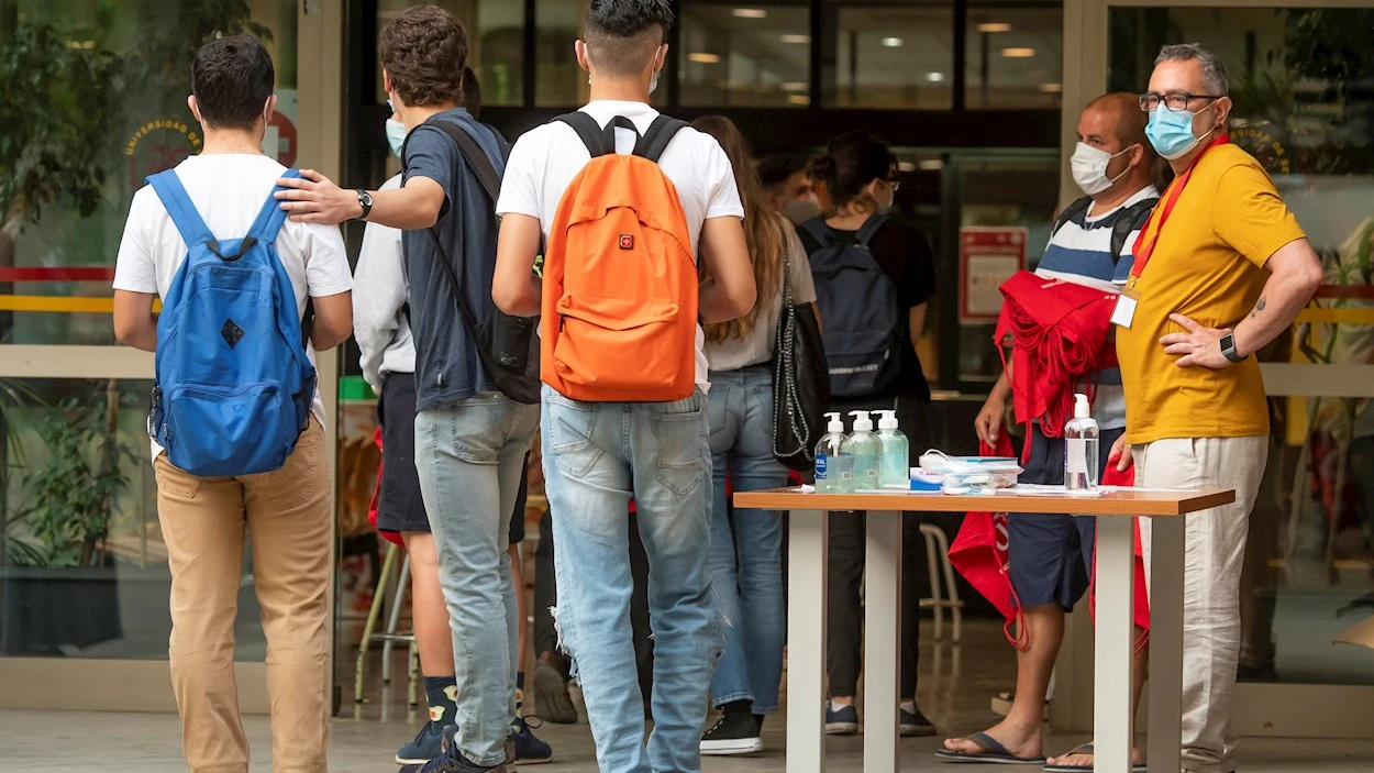 Un grupo de estudiantes a las puertas de la Escuela Técnica Superior de Ingeniería de la Construcción de Sevilla