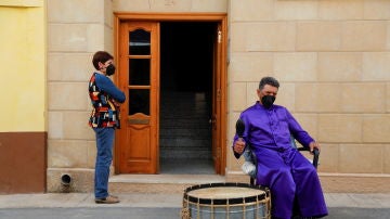 Un hombre, durante la 'Rompida de la Hora' de Calanda