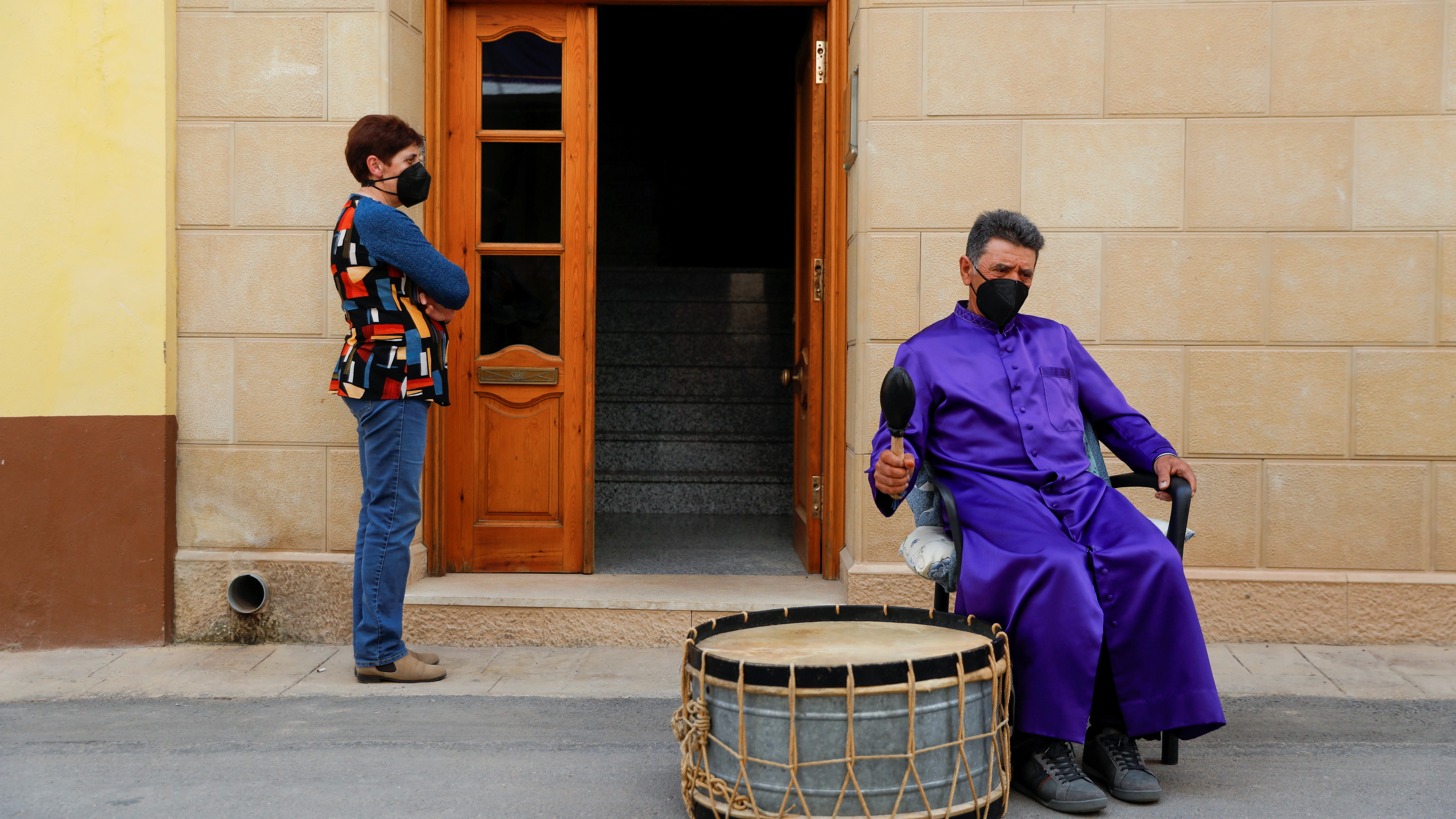 Un hombre, durante la 'Rompida de la Hora' de Calanda