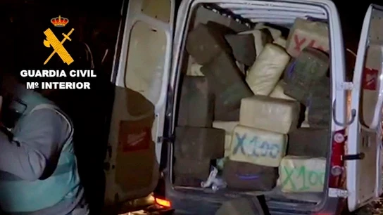 La Guardia Civil incauta más de 5.000 kilos de hachís y 230 kilos de cogollos de marihuana La Guardia Civil incauta más de 5.000 kilos de hachís y 230 kilos de cogollos de marihuana