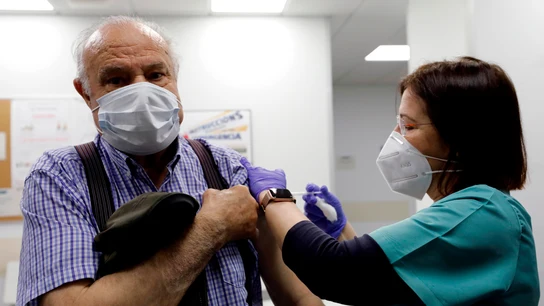 Un hombre recibe la vacuna contra el coronavirus Un hombre recibe la vacuna contra el coronavirus