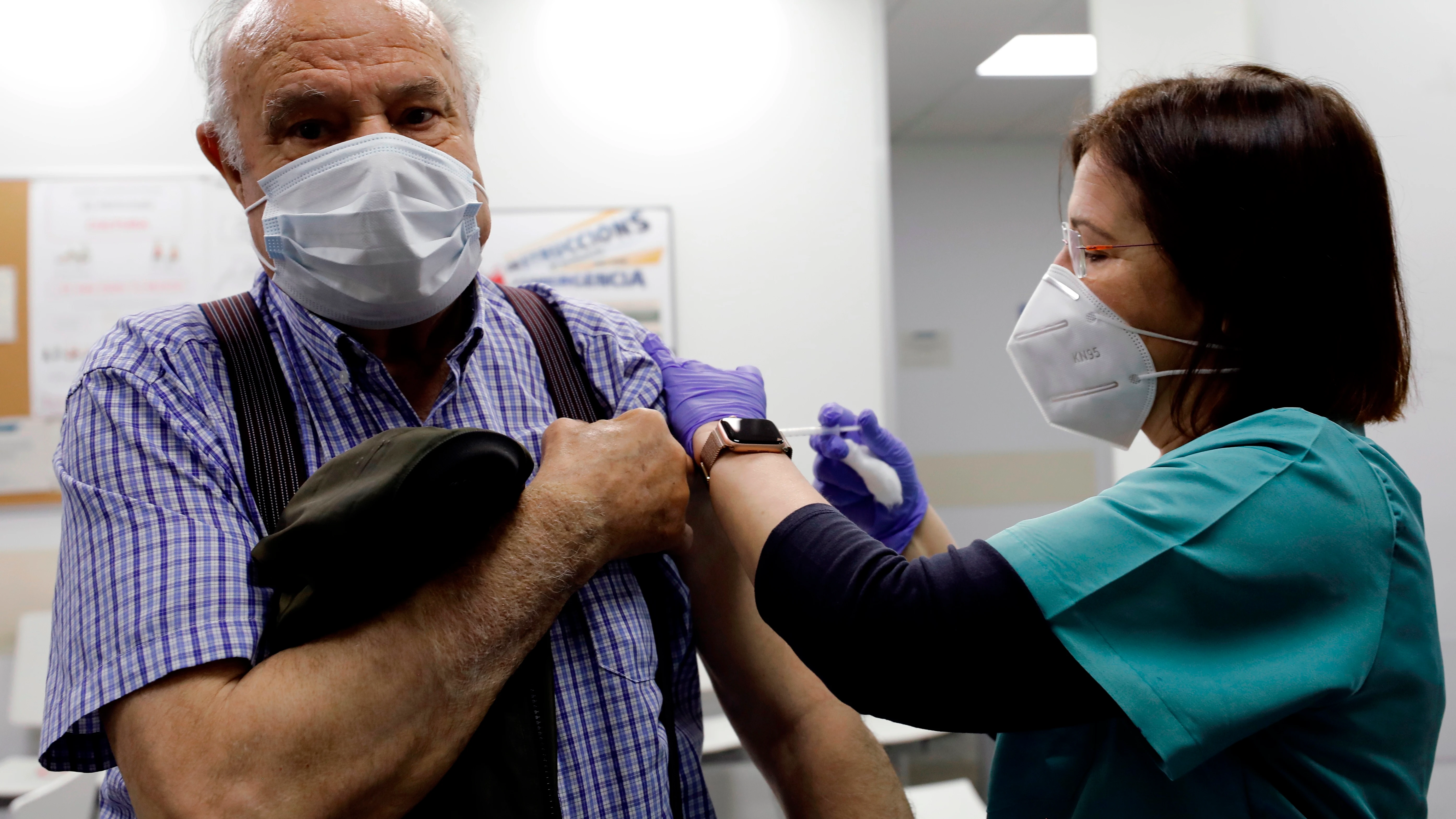 Un hombre recibe la vacuna contra el coronavirus