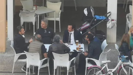 José María González Kichi, en una terraza junto a otras seis personas José María González Kichi, en una terraza junto a otras seis personas
