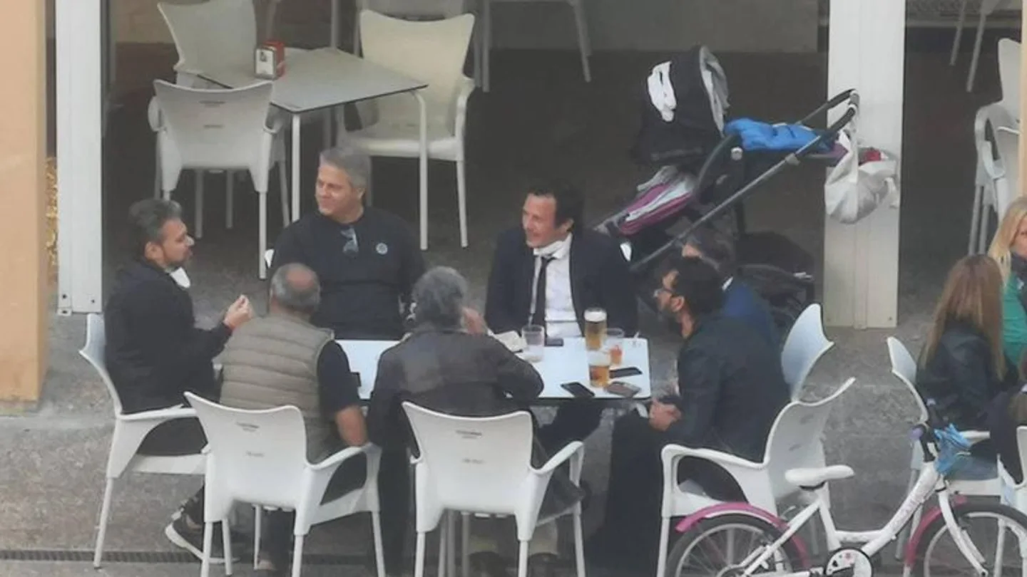 José María González Kichi, en una terraza junto a otras seis personas José María González Kichi, en una terraza junto a otras seis personas