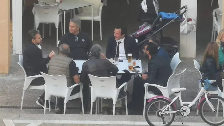 José María González Kichi, en una terraza junto a otras seis personas