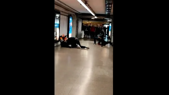 Graban la agresión a dos vigilantes del Metro de Barcelona Graban la agresión a dos vigilantes del Metro de Barcelona