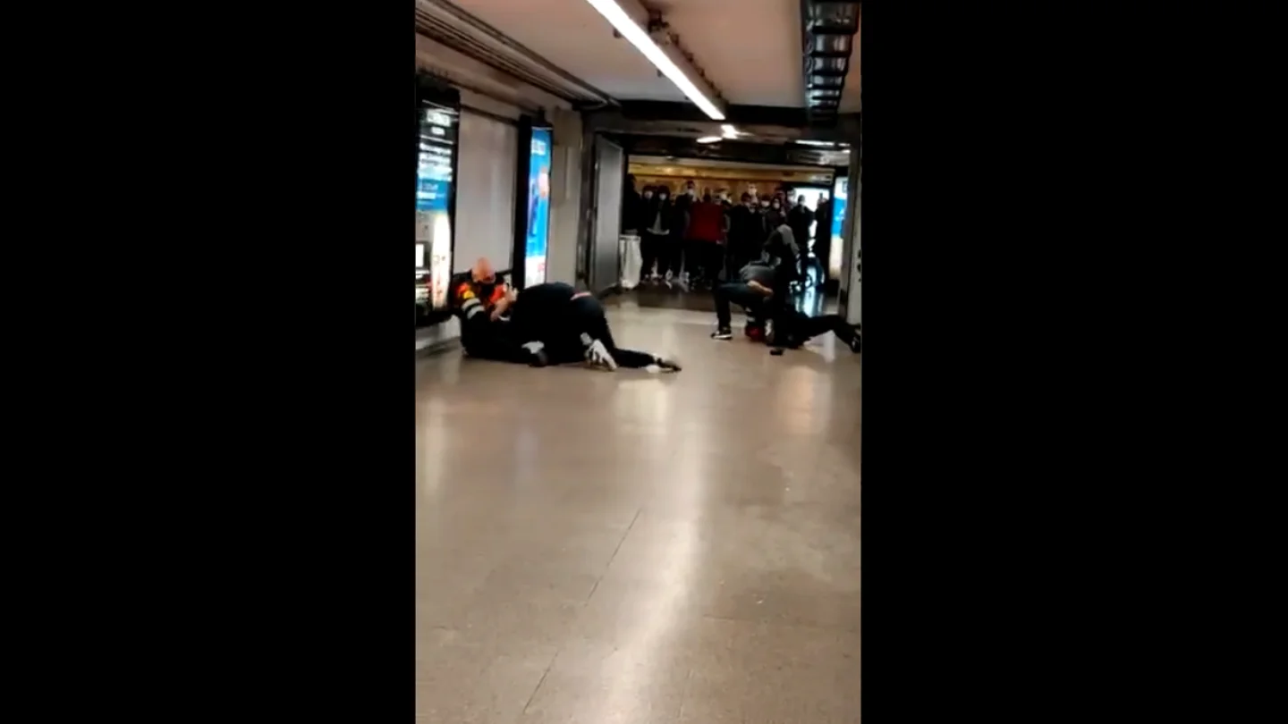 Graban la agresión a dos vigilantes del Metro de Barcelona Graban la agresión a dos vigilantes del Metro de Barcelona