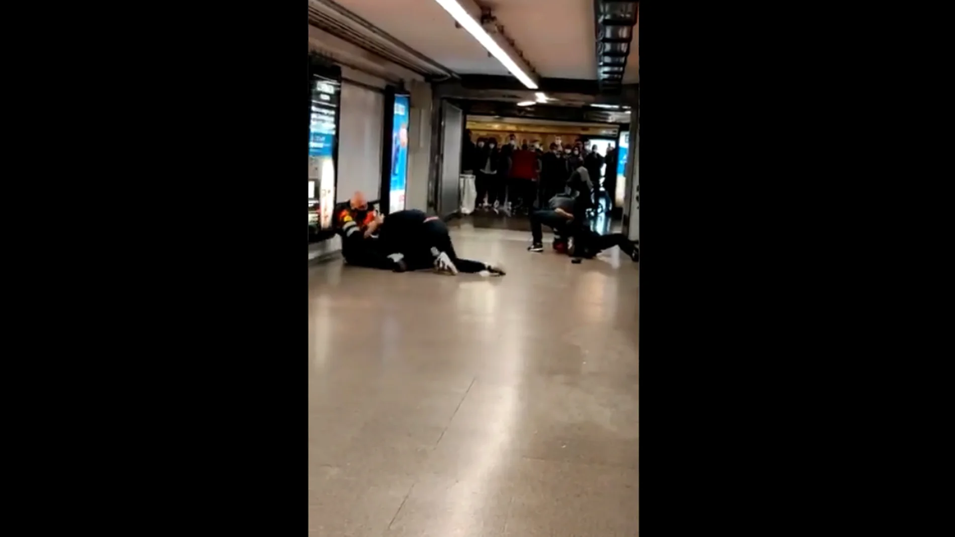 Graban la agresión a dos vigilantes del Metro de Barcelona