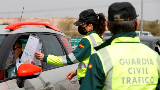 Agentes de la Guardia Civil requieren el desplazamiento de movilidad a un conductor Agentes de la Guardia Civil requieren el desplazamiento de movilidad a un conductor
