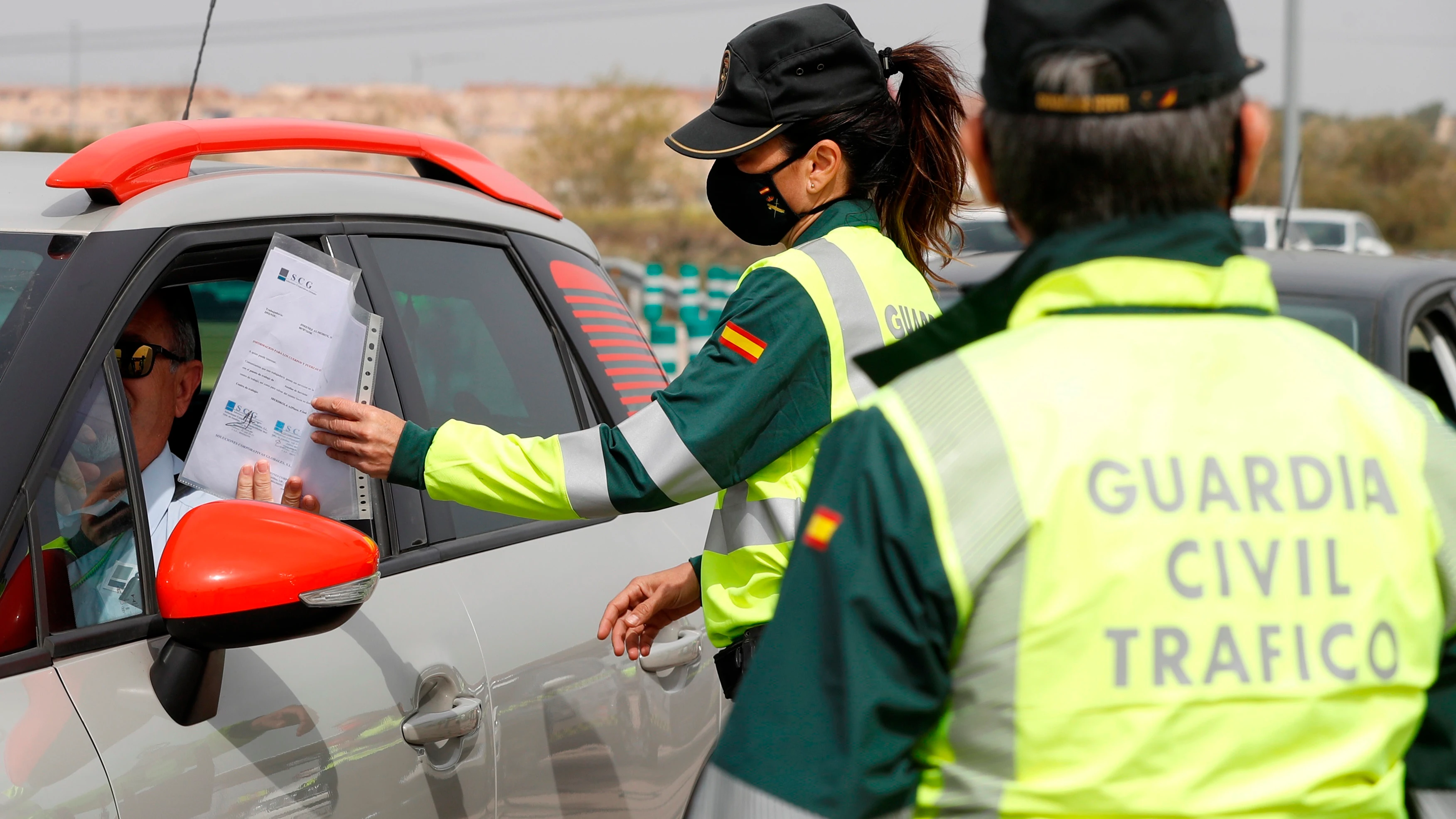 Agentes de la Guardia Civil requieren el desplazamiento de movilidad a un conductor