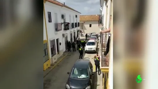 Surrealista escena en Huelva: detienen a un hombre que intentó agredir con una espada a sus vecinos Surrealista escena en Huelva: detienen a un hombre que intentó agredir con una espada a sus vecinos