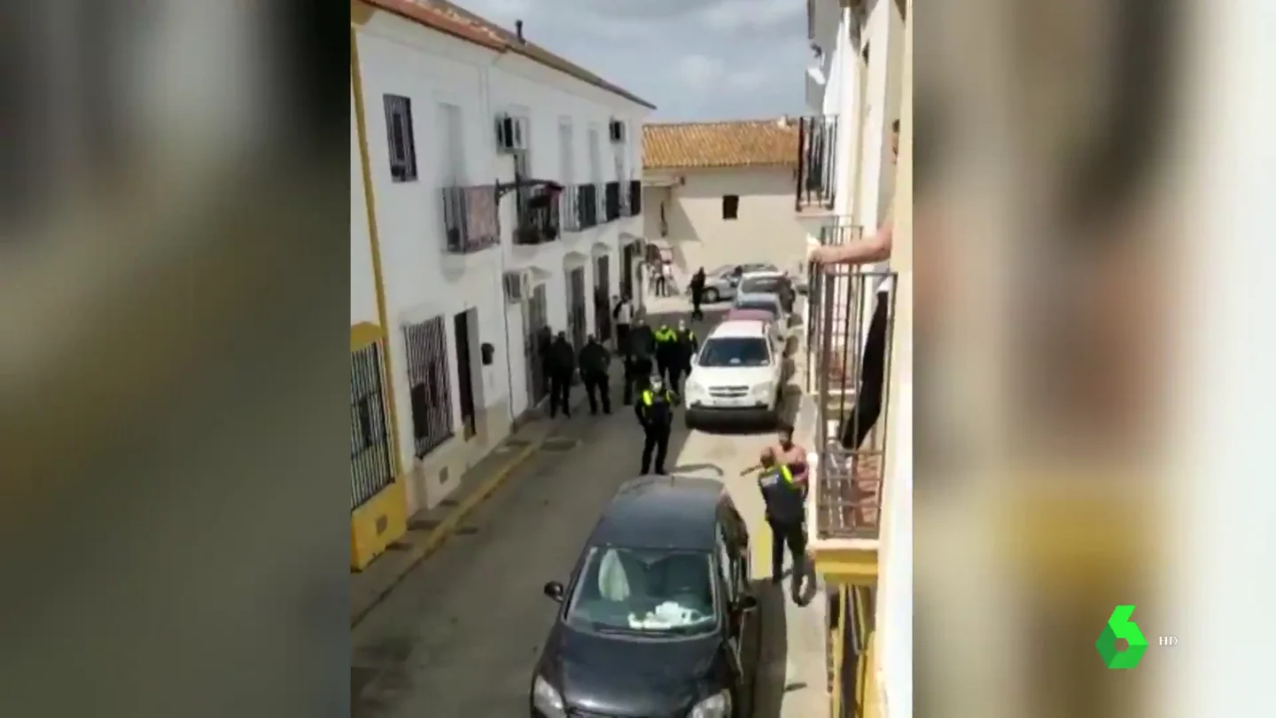 Surrealista escena en Huelva: detienen a un hombre que intentó agredir con una espada a sus vecinos Surrealista escena en Huelva: detienen a un hombre que intentó agredir con una espada a sus vecinos