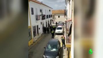 Surrealista escena en Huelva: detienen a un hombre que intentó agredir con una espada a sus vecinos