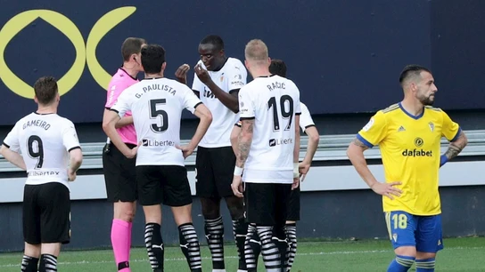 Diakhaby le explica al árbitro lo sucedido Diakhaby le explica al árbitro lo sucedido