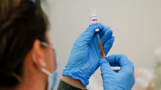 Una sanitaria prepara la vacuna de AstraZeneca Una sanitaria prepara la vacuna de AstraZeneca