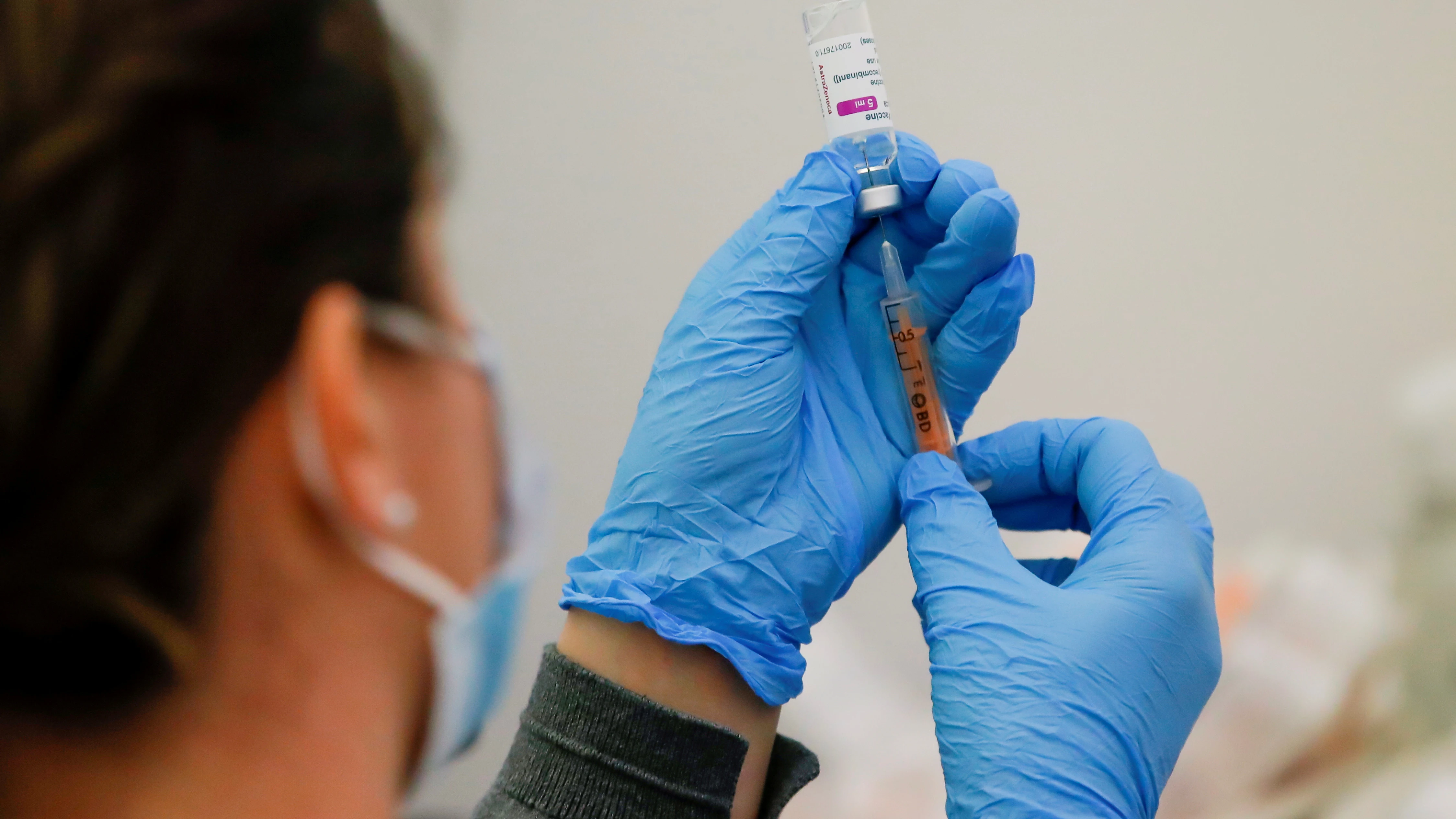Una sanitaria prepara la vacuna de AstraZeneca