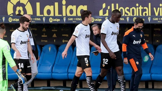Diakhaby abandona el campo junto con sus compañeros Diakhaby abandona el campo junto con sus compañeros