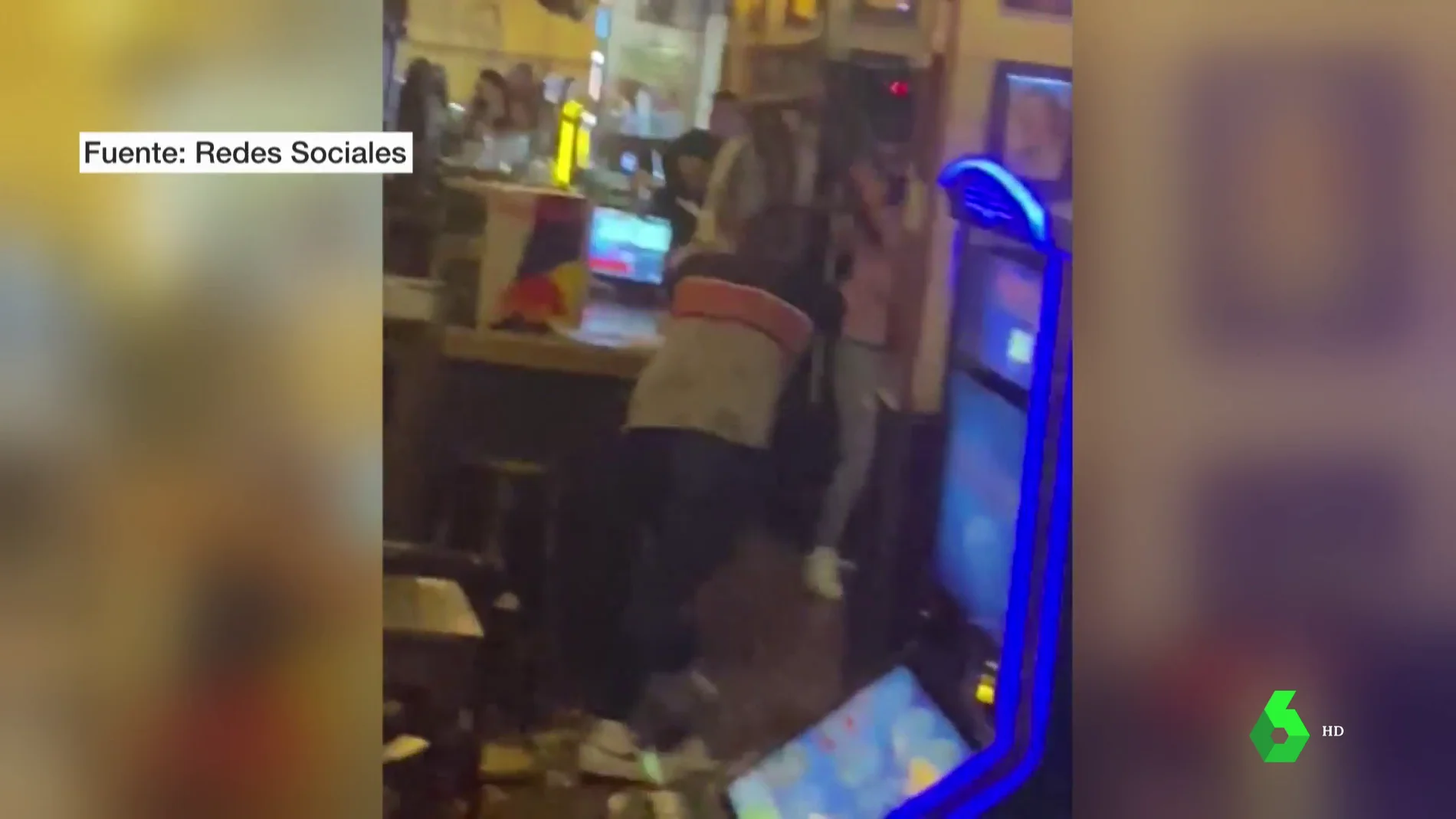 Imágenes de la brutal pelea en un pub de Málaga: varios heridos al pegarse y lanzar taburetes, vasos y botellas de cristal