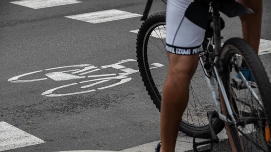 Imagen de archivo de un ciclista en un paso de cebra Un ciclista, en la ciudad