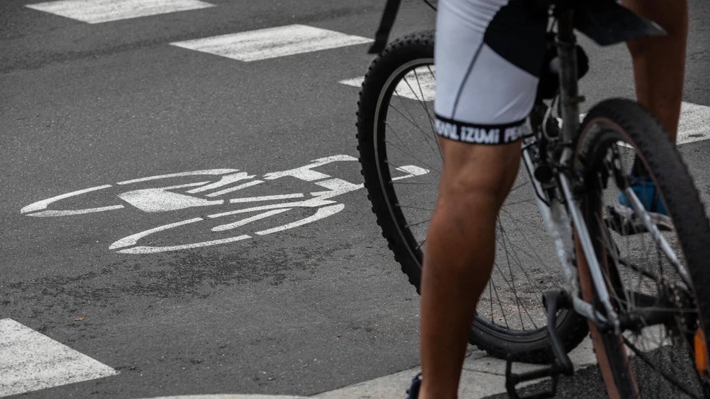 Imagen de archivo de un ciclista en un paso de cebra Un ciclista, en la ciudad