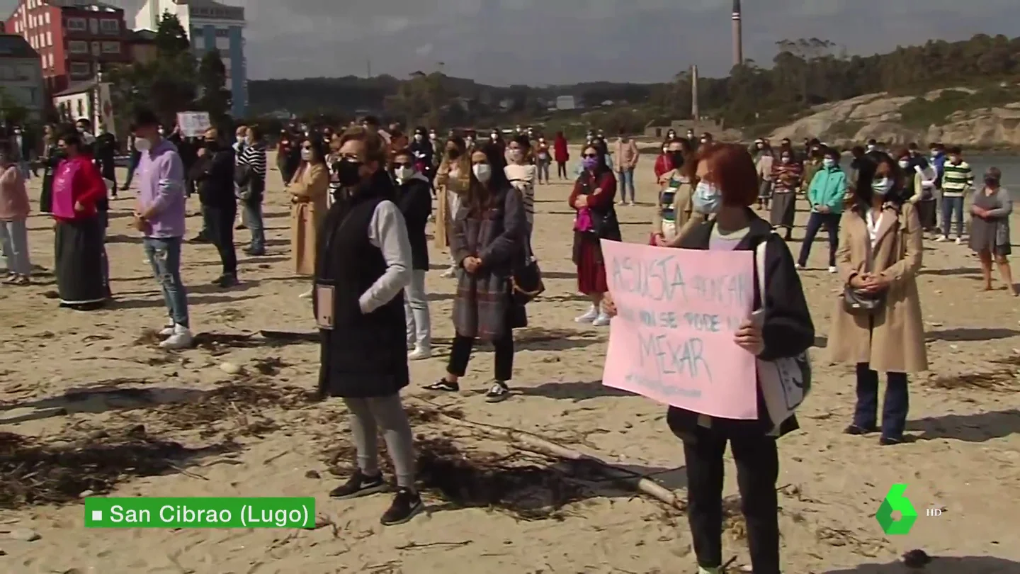 Protesta en San Cibrao de las mujeres que fueron grabadas orinando en las calles de Lugo Protesta en San Cibrao de las mujeres que fueron grabadas orinando en las calles de Lugo y cuyos videos acabaron en webs