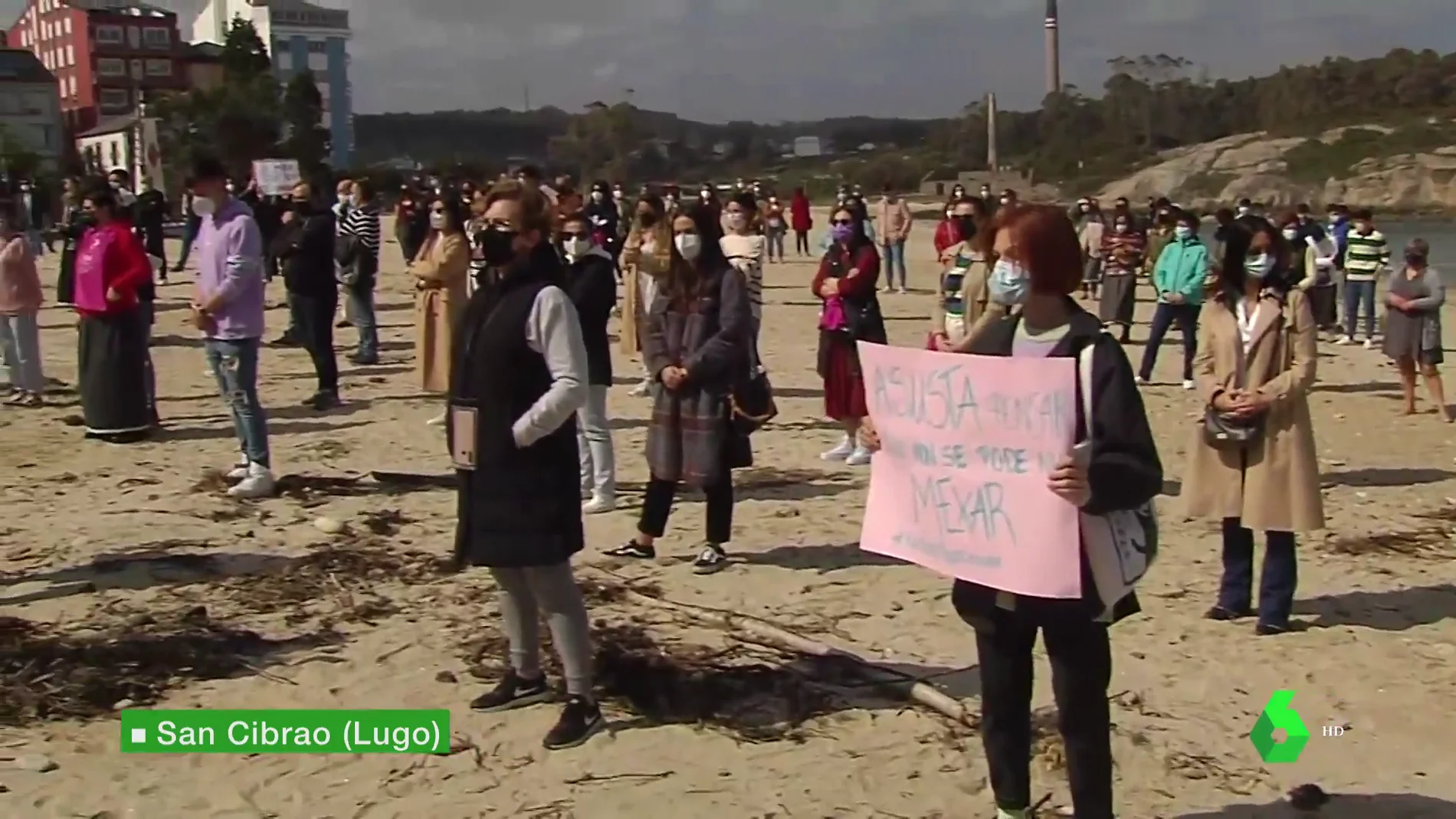 Protesta en San Cibrao de las mujeres que fueron grabadas orinando en las calles de Lugo