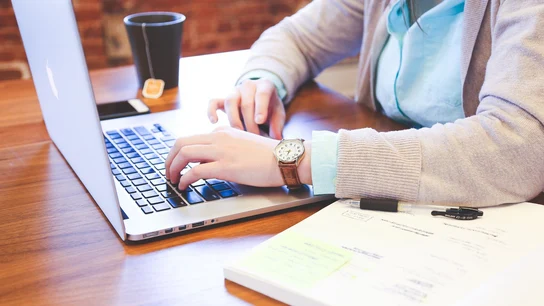 Teletrabajo: 5 ejercicios para combatir el dolor de espalda y cuidar la postura tras horas frente al ordenador Teletrabajo: 5 ejercicios para combatir el dolor de espalda y cuidar la postura tras horas frente al ordenador