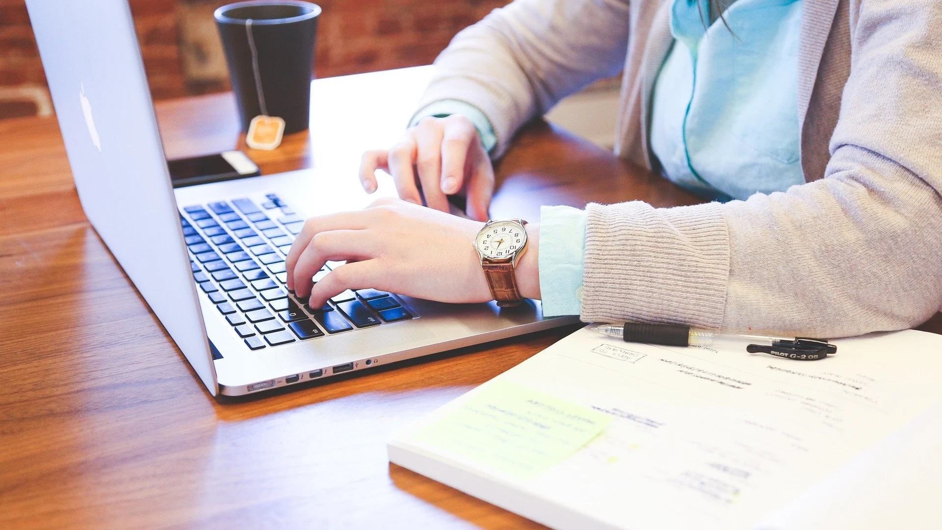 Teletrabajo: 5 ejercicios para combatir el dolor de espalda y cuidar la postura tras horas frente al ordenador