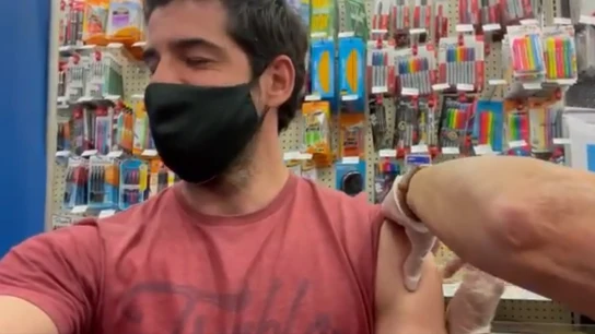 Más Vale Tarde (05-04-21) Miguel Ángel Muñoz se vacuna contra el coronavirus en EEUU y genera polémica en Twitter Más Vale Tarde (05-04-21) Miguel Ángel Muñoz se vacuna contra el coronavirus en EEUU y genera polémica en Twitter