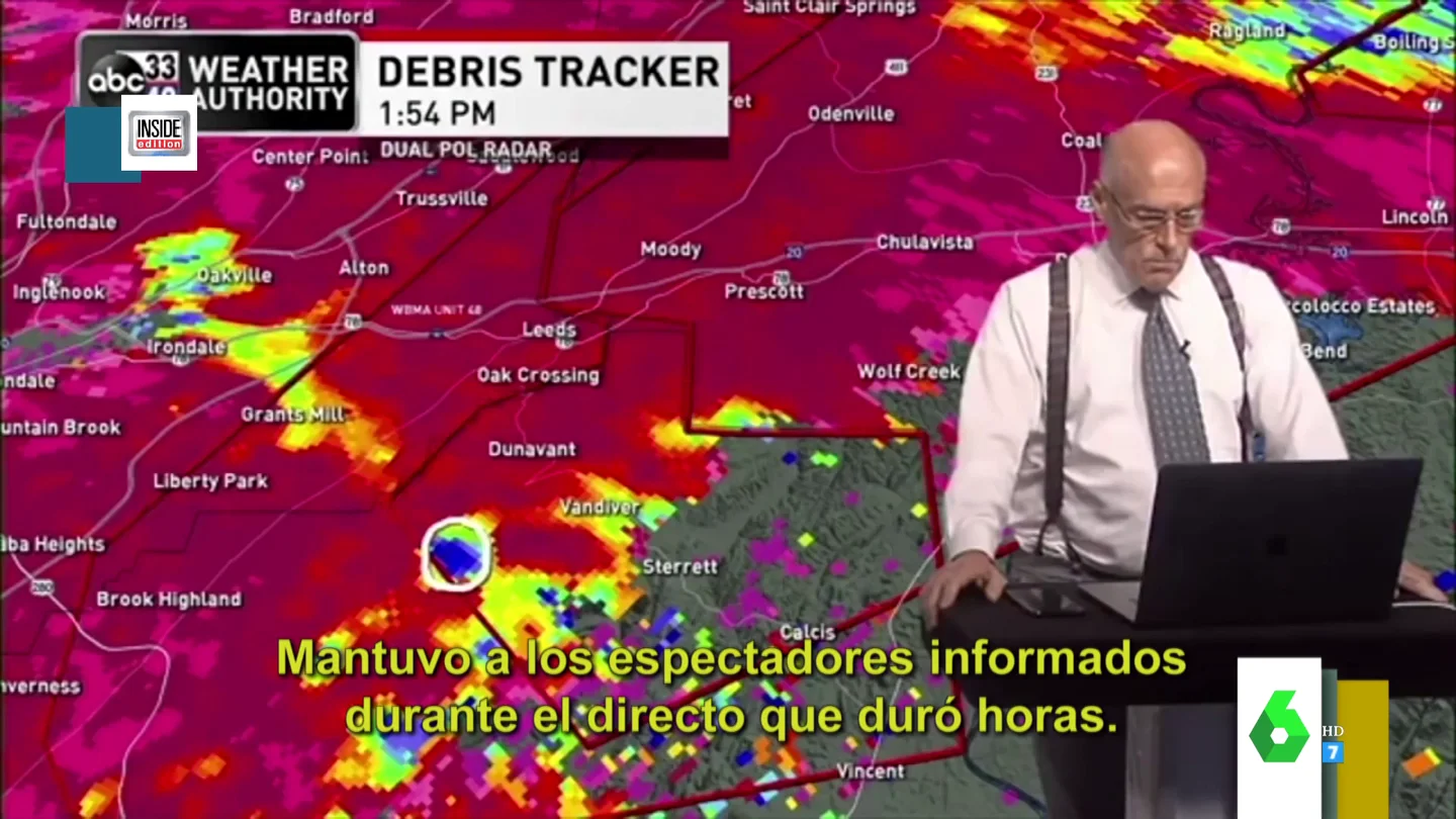 La reacción de un meteorólogo al descubrir en directo que el tornado sobre el que informa pasa por su casa La reacción de un meteorólogo al descubrir en directo que el tornado sobre el que informa pasa por su casa