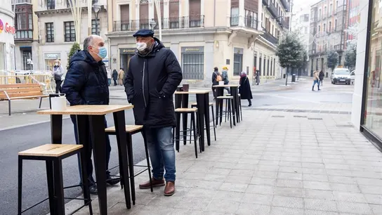 Clientes en una terraza de Valladolid Clientes en una terraza de Valladolid