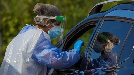 Una sanitaria realiza una prueba de coronavirus Una sanitaria realiza una prueba de coronavirus