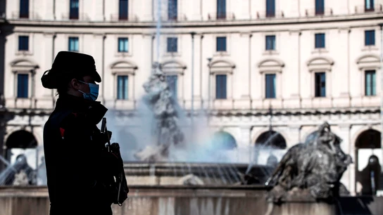 Una agente Carabinieri patrulla en Roma Una agente Carabinieri patrulla en Roma