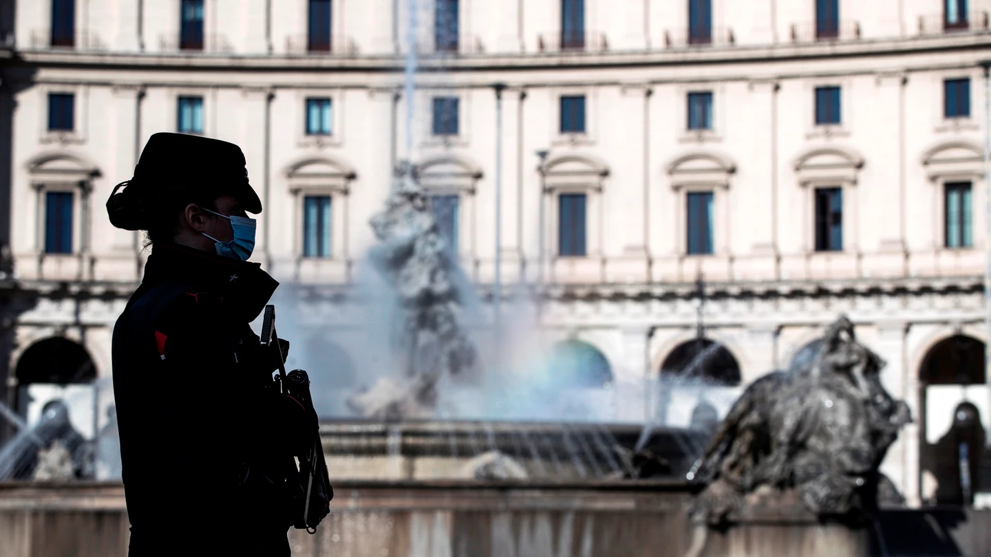 Una agente Carabinieri patrulla en Roma Una agente Carabinieri patrulla en Roma