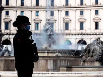 Una agente Carabinieri patrulla en Roma