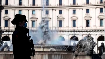 Una agente Carabinieri patrulla en Roma