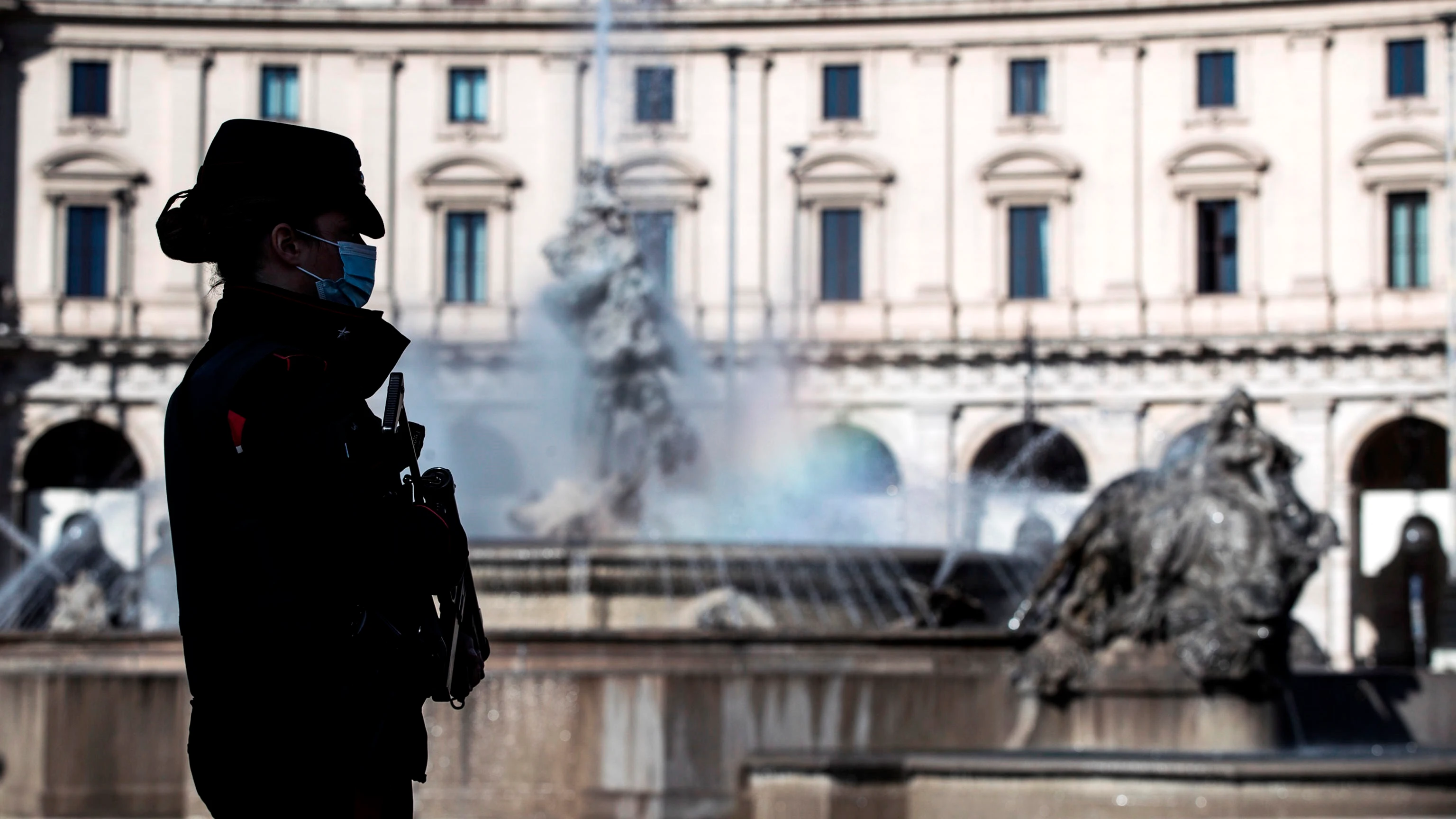 Una agente Carabinieri patrulla en Roma